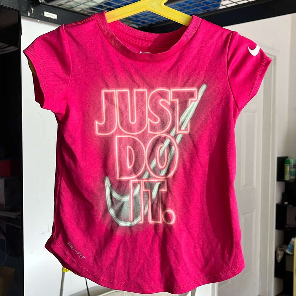 Liitle girl Dri-fit t-shirt. Nike. Size 3T